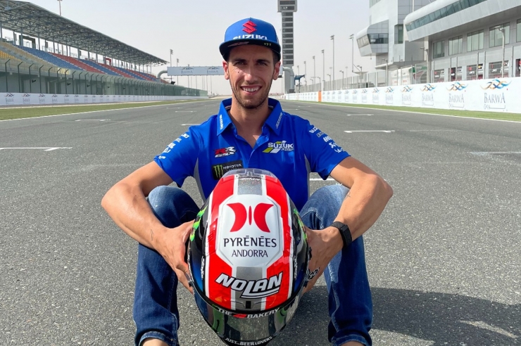 El pilot Àlex Rins amb la imatge de Pyrénées a la part superior del casc.